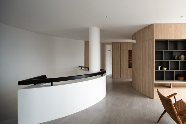 dP Apartment House / Tristan & Ju - Interior Photography, Kitchen, Wood, Lighting, Glass, Chair
